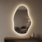 Miroir organique et halo LED chaud dans une ambiance du soir, mise en scène générée par IA.